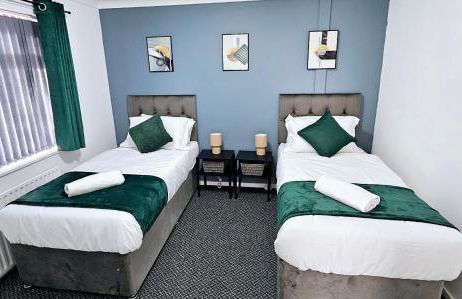 LushStay Telford - Families, Contractors & Group of Friends, long term stay - Photo 5