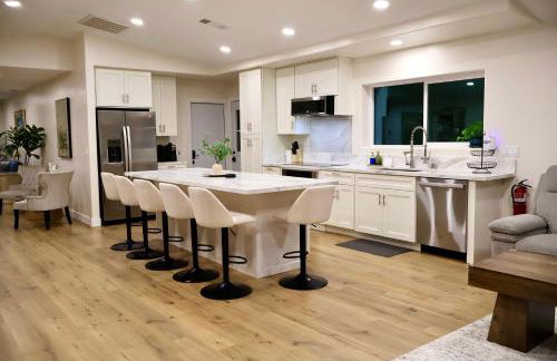 2 Masters, Newly renovated with new furnishings - 4BR 3BA - Photo 6