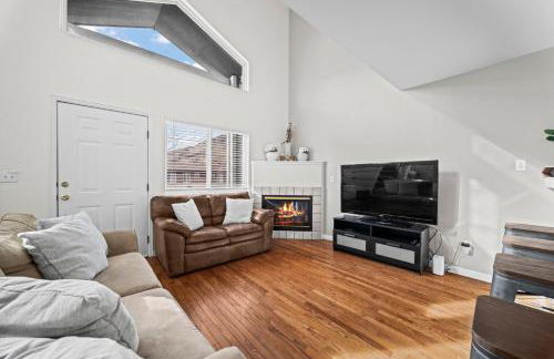 Golden View Townhouse - Walk to Downtown! - Photo 9