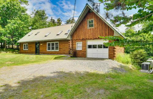 Woodsy Beaver Cove Cabin with Deck and Fire Pit! - Foto 23