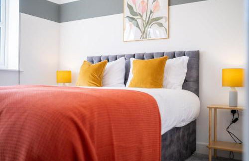 Charming 4 Bedroom House for 8 - Family Friendly - Fast WiFi - Parking - Photo 3