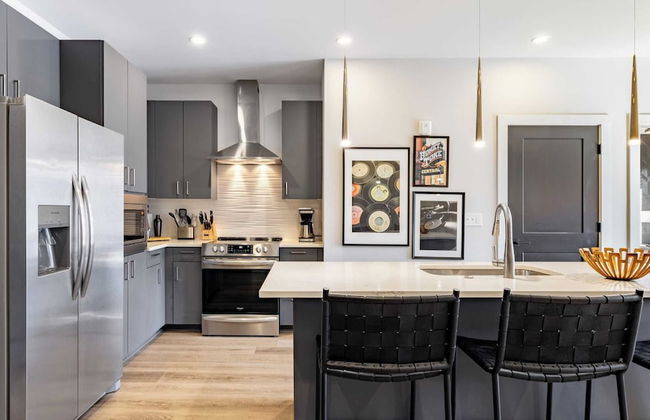 Prime Walkable Midtown Location, Pool, Gym Outlaw's Den by Avantstay - Foto 9