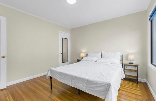 3 Bedroom 2 Bathroom House, Walkable to BART, Free Parking, Views - Foto 8