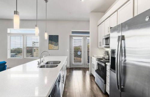 Modern Austin 2BR 2B Unit with Pool, Parking & WiFi - Photo 31