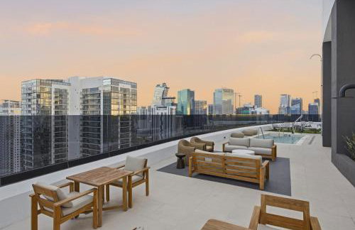 Upscale Downtown Condo Pool Gym & Skyline Views - Foto 1