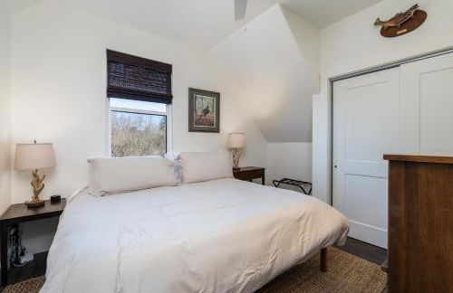 New Riverfront Home with Mtn Views - Foto 8