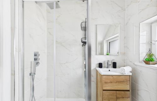 5-Bed Retreat with Hot Tub, Garden & Relaxing Views - Foto 28