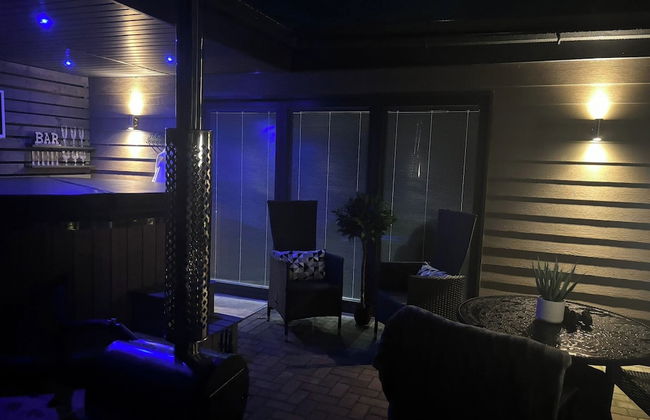 Sheffield-apartment-sleeps4-parking-hottub - Photo 28