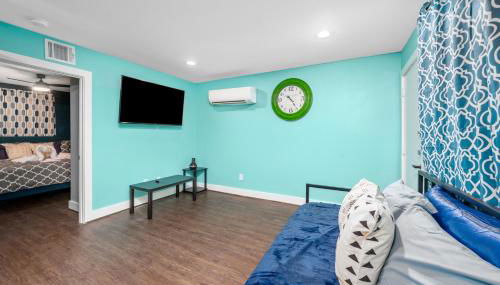 Chic 1BR Stay with King Bed and Free Park - Foto 3