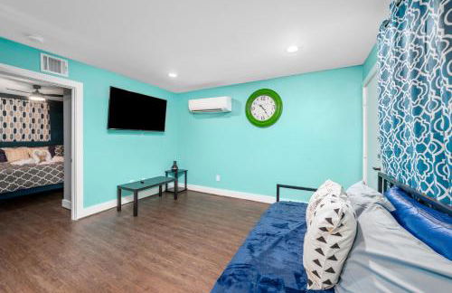 Chic 1BR Stay with King Bed and Free Park - Foto 3