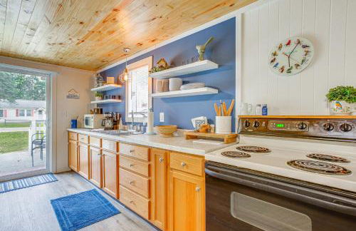 Cozy Wellston Cabin - Walk to Crystal Lake! - Foto 11