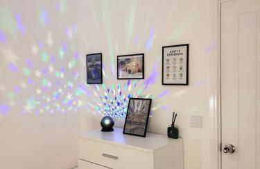 Deluxe 3 Bed new detached with a Super King bed - Photo 15