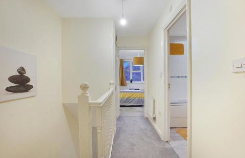 Comfortable stylish Townhouse in Ashford sleeps 5 Netflix 2 Parking spaces Perfect for Contractors and Families - Foto 17