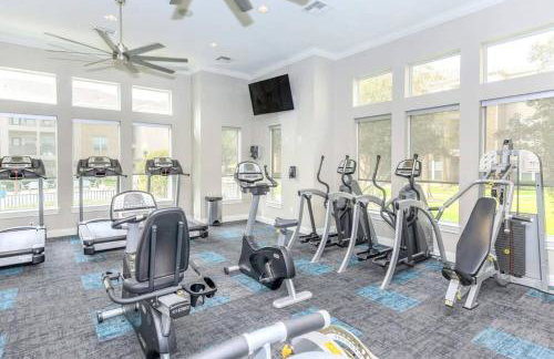 LUX Resort Inspired 2BR Near Houston Pool Gym - Foto 10