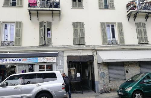 CASA REINE JEANNE- ideal groups & family -CENTRAL near train station - PARKING - New&CONFORT-AC - Foto 7