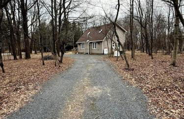 Pocono Chalet,Hot Tub,Arcade,Fireplace, Lake,Pool, Pet friendly, near Jim Thorpe No extra fees to use amenities - Foto 15