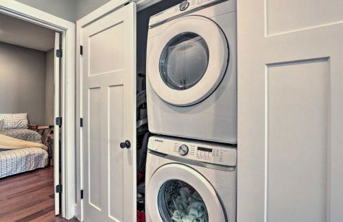 Morrisonville Manor with Fire Pit and Hot Tub! - Foto 31