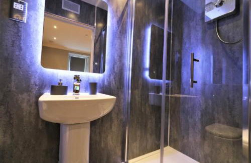 Signature - Linden Cottage Room 2 - Photo 11