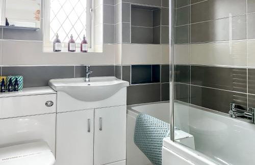 4 bed family home wifi, netflix, parking, close to wicksteed park - Photo 45