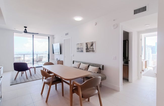 Luxurious Downtown Escape - Photo 27