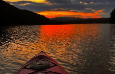 LKJ - Lakefront Home, Hot tub, Fire Pit, Games and Movie Room! - Foto 43