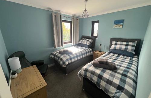 Superb Comfy 2 Bed House, Responsive & Caring Hosts Free WiFi & Parking, Close to MK Centre, Train Station, Santander, Network Rail by Webbhill Stays - Foto 26