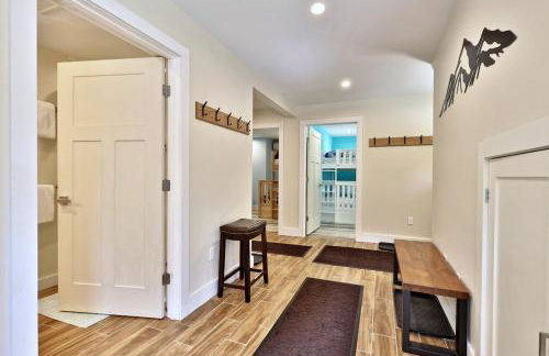 Experience the charm of Peak Hill Home, a cozy 3-BR retreat close to Ski Resort - Foto 16