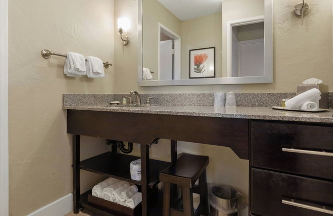 Plantation Hale Suites - Photo 11