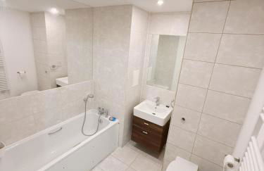 Modern 1 Bedroom Ensuite Huge Open Plan Living with Balcony 2 Bathroom - Foto 8