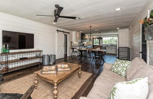 FIXER UPPER’s Original BARNDOMINIUM!! Sits on Private 16 wooded acres & lake - Foto 17