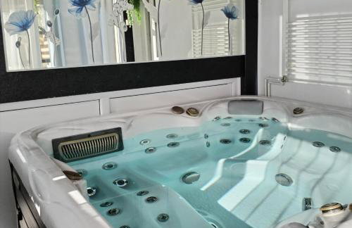 ForRest Spa Apartment - Private Jacuzzi & Sauna - Foto 1
