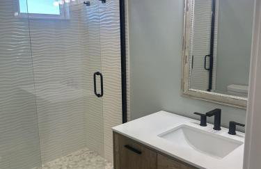 Ocean View 2BR w Hot Tub, Sauna & Wraparound Deck - Steps to Beach - Photo 21