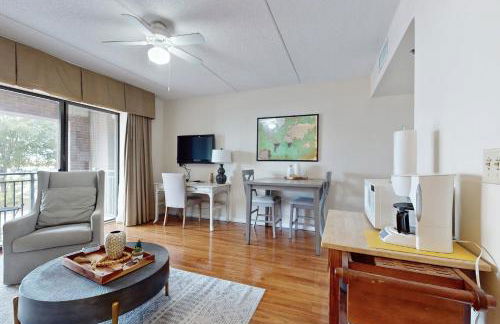 Dog-friendly downtown condo with riverfront balcony - walk to shops & eateries - Foto 6