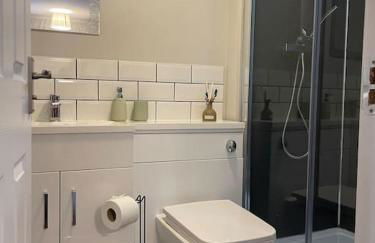 Cedar House by ShortStays4U A modern 2 bedroom house with free parking in town centre! - Foto 7