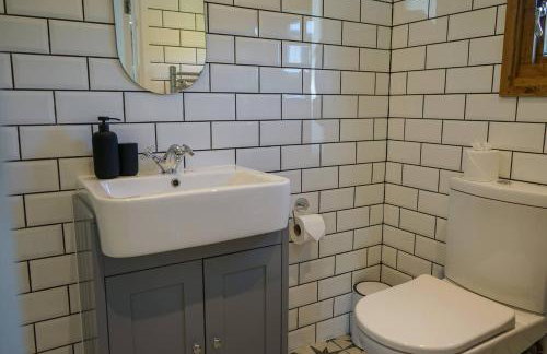 Escape to an Idyllic Countryside Couple's Retreat - Photo 24