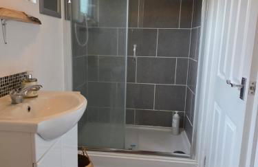 Cosy Canal-side lodge with log burner - Foto 6