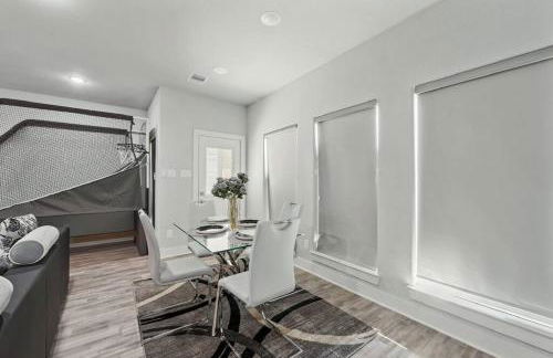 Modern 2024 Townhome with Indoor Hoops Huge TVs and Gray Chic Design - Foto 25
