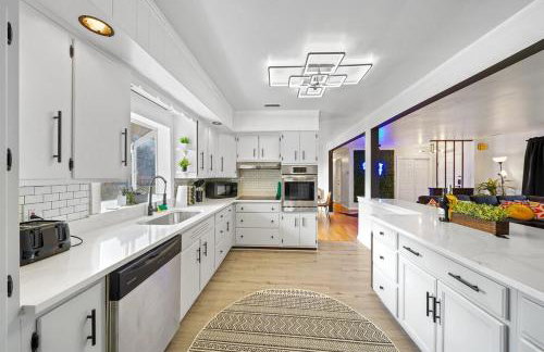 Comfort, Fun, & Charming - 5BR Oasis with Pool - Foto 12