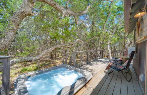 Horse Thief Inn Cabin Retreat with Deck and Hot Tub! - Foto 23