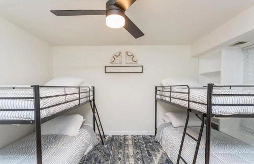 In The Woods - 5 BR Chalet with Game Room, Fire Table and Hot Tub - Foto 32