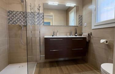 Luxury Villa with Panorama View and Heated Pool - Photo 14