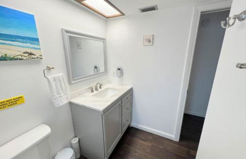 Dream Vacation Home w Heated Pool Close to Beaches Clearwater St Pete Quiet with Big Backyard - Foto 48