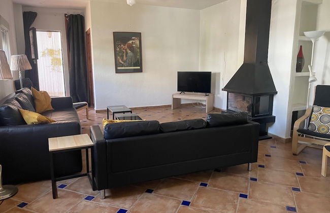 Lovely 10-bed Villa With Private Pool & Garden - Foto 11