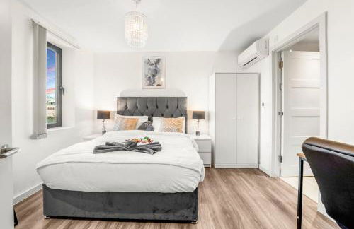 Two BDR Apt By Stay Aura Short Lets & Serviced Accommodation London With Free WiFi, Parking & 10 Min to Brentford Stadium - Foto 3