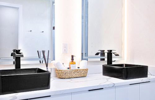 Luxurious Waterfront Home with Heated Pool and Jacuzzi - Foto 27