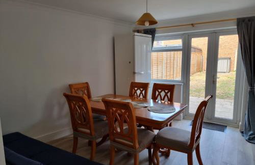 Entire 3 bedroom home with Parking in Welling, London, UK - Photo 10