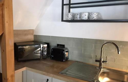 Listed One bedroom thatched cottage with garden - Photo 22