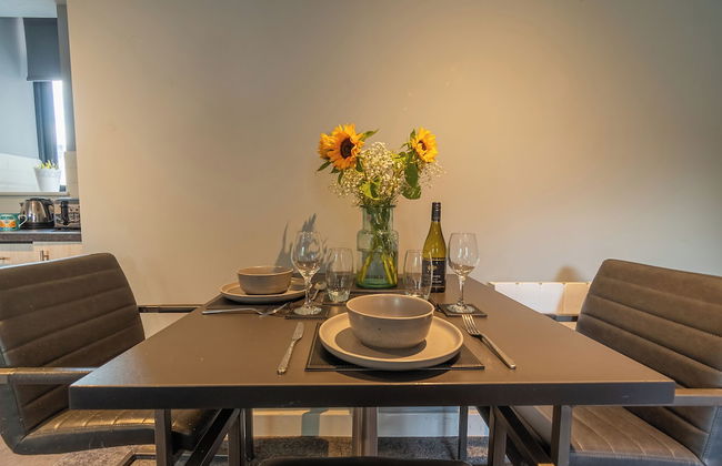 Two Bedroom Newcastle City Quayside Apartment - Photo 12