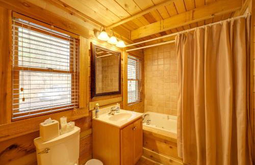 Smoky Mountain Vacation Rental with Large Deck! - Foto 17