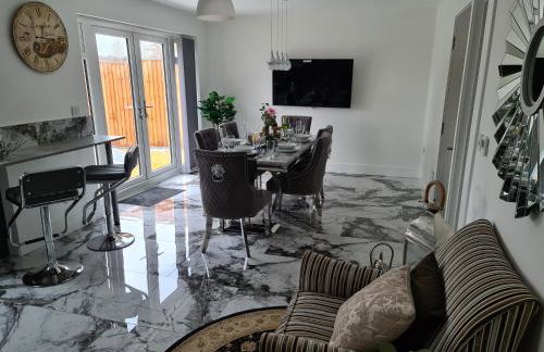 SAV 5 Bed Luxury House Leicestershire - Photo 18